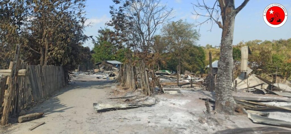 စစ်ကောင်စီတပ်က ကျေးရွာအား မီးရှို့ဖျက်ဆီးထားစဉ်နှင့် အမျိုးသားသုံးဦးအား မီးရှို့ပြီးနောက် တွေ့ရသော ပြာပုံအရိုးစုများ၊ ဓာတ်ပုံ - ကျွန်းလှ- ကန့်ဘလူ တက်ကြွလှုပ်ရှားသူများအဖွဲ့