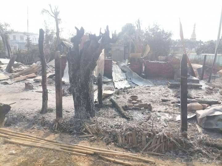 မီးရှို့ဖျက်ဆီးခံခဲ့ရသော ဘုရားထွက်ရွာနှင့် ကြည်ရွာနေအိမ်များအား တွေ့ရစဥ်၊ ဓာတ်ပုံ-အဖြူရောင် DPY ပကဖ