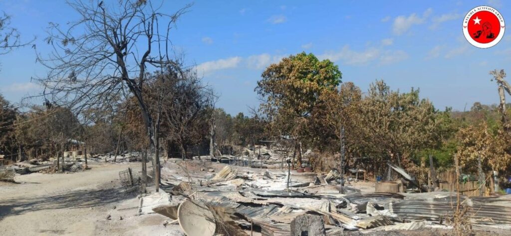 စစ်ကောင်စီတပ်က ကျေးရွာအား မီးရှို့ဖျက်ဆီးထားစဉ်နှင့် အမျိုးသားသုံးဦးအား မီးရှို့ပြီးနောက် တွေ့ရသော ပြာပုံအရိုးစုများ၊ ဓာတ်ပုံ - ကျွန်းလှ- ကန့်ဘလူ တက်ကြွလှုပ်ရှားသူများအဖွဲ့