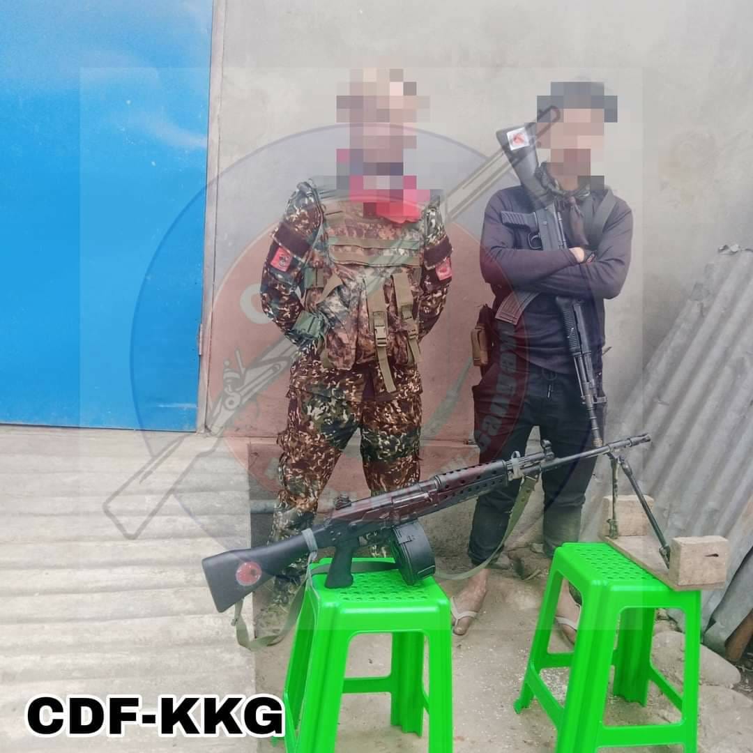 (စစ်​ကောင်စီတပ်ထံမှ သိမ်းဆည်းရမိ​သော​သေနတ်နှင့် ကျည်များကိုပြသ​နေ​သောCDF(KKG)တပ်ဖွဲ့ဝင်များ။ဓါတ်ပုံ-CDF)