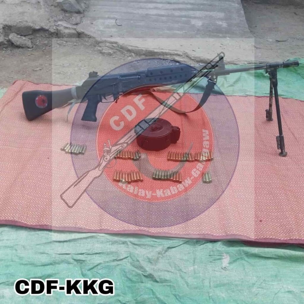 (စစ်ကောင်စီတပ်ထံမှ သိမ်းဆည်းရမိသောသေနတ်နှင့် ကျည်များကိုပြသနေသောCDF(KKG)တပ်ဖွဲ့ဝင်များ။ဓါတ်ပုံ-CDF)