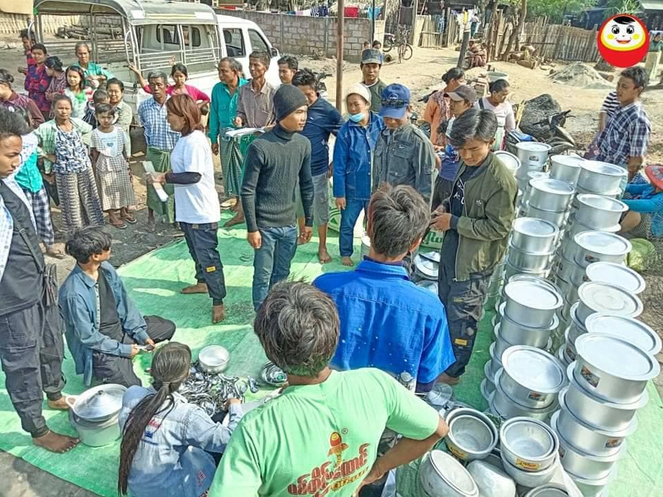 (အညာပစ်တိုင်းထောင်လေးများအဖွဲ့က စစ်ဘေး၊မီးဘေးသင့်ပြည်သူများကို စားတပ်ရိက္ခာကူညီဖြန့်ဝေပေးနေစဥ်)