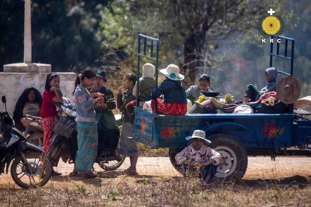 (ဖယ်ခုံနှင့် မိုးဗြဲမြို့နယ်များမှ စစ်ဘေးရှောင်ပြည်သူများအား တွေ့ရစဥ်၊ ဓာတ်ပုံ - KRC)