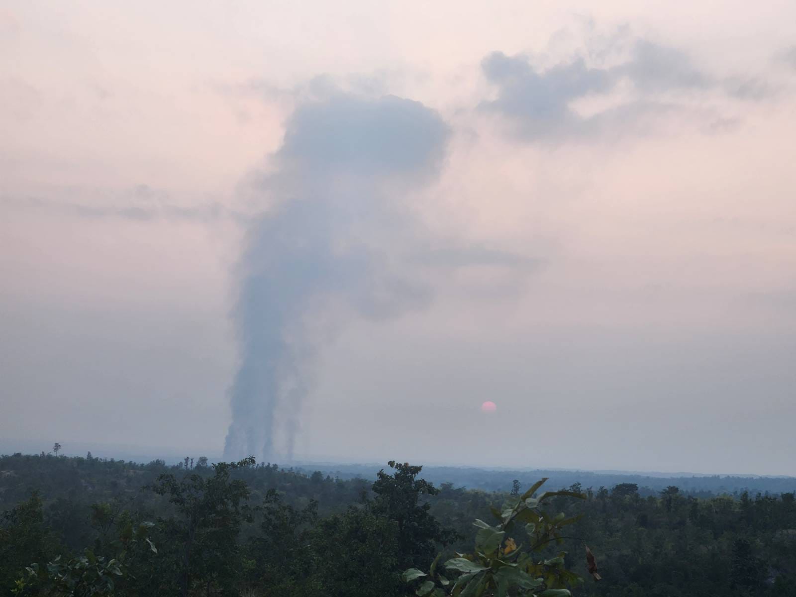 (စစ်​ကောင်စီတပ်က ​ပေါက်မြို့နယ်မှ လယ်ဘဲ့ရွာကို ယ​နေ့(ဒီဇင်ဘာ ၃၀)ည​နေတွင် မီးရှို့၍​လောင်ကျွမ်း​နေစဥ်။ ဓါတ်ပုံ-People's Spring)