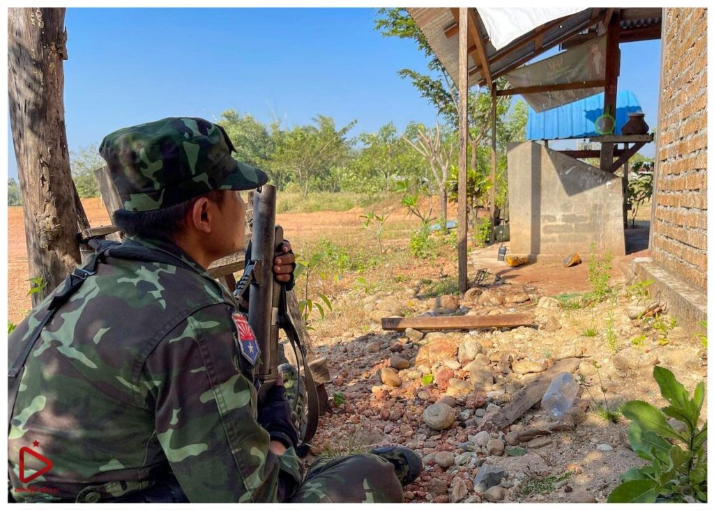 KNLA/PDF ပူးပေါင်းတပ်မှ ရဲဘော်များအား တိုက်ပွဲအတွင်း တွေ့ရစဉ်၊ ဓာတ်ပုံ - တောင်ပိုင်းစစ်ဒေသနှင့်သတင်းပြန်ကြားရေး