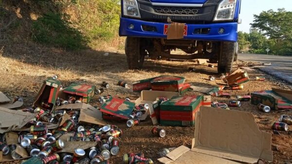 (စစ်အုပ်စုပိုင် မြန်မာဘီယာများကိုPDFများကဖျက်ဆီး​ နေစဥ်။ ။ဓါတ်ပုံ-CJ)