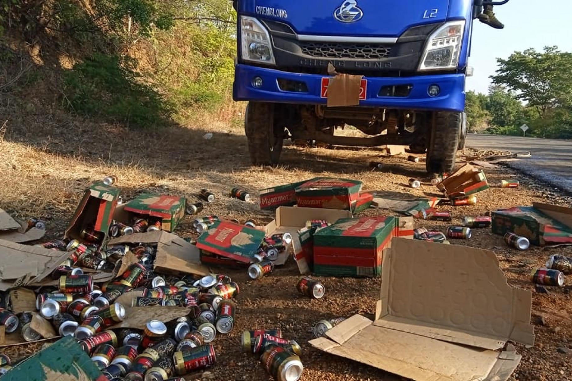 (စစ်အုပ်စုပိုင် မြန်မာဘီယာများကိုPDFများကဖျက်ဆီး​ နေစဥ်။ ။ဓါတ်ပုံ-CJ)