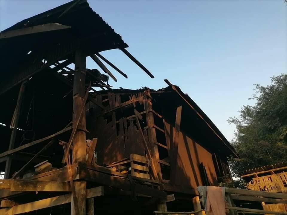 (စစ်​ကောင်စီတပ်​လေ​ကြောင်းတိုက်ခိုက်မှု​ကြောင့် ကွယ်လွန်ခဲ့သူ​လေးဦးရုပ်အ​လောင်းနှင့် အပျက်အစီး ၊ကျည်ဆန်အစိတိအပိုင်းအချို့ ။ ။ဓါတ်ပုံ-YRPA)