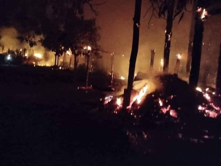 စိန်ပန်းကုန်းကျေးရွာအား မီးရှို့ဖျက်ဆီးနေစဥ်၊ ဓာတ်ပုံ-Cj
