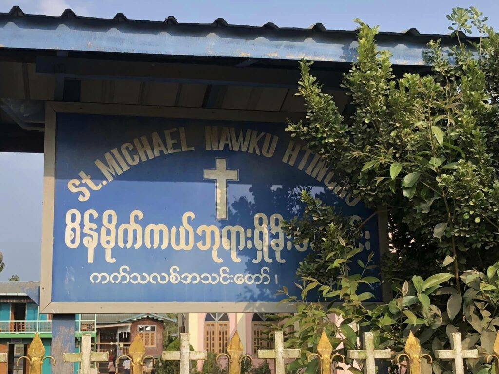 (စစ်ကောင်စီတပ် ပစ်ခတ်မှုကြောင့် ဘုရားကျောင်းအတွင်းမှ ဒဏ်ရာရရှိသူများအား သယ်ဆောင်လာစဥ်နှင့် ထိခိုက်ပျက်စီးမှုအား တွေ့ရစဥ်၊ ဓာတ်ပုံ - Tin Hlaing/FB)