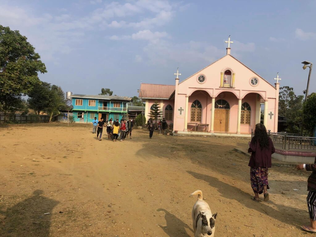 (စစ်ကောင်စီတပ် ပစ်ခတ်မှုကြောင့် ဘုရားကျောင်းအတွင်းမှ ဒဏ်ရာရရှိသူများအား သယ်ဆောင်လာစဥ်နှင့် ထိခိုက်ပျက်စီးမှုအား တွေ့ရစဥ်၊ ဓာတ်ပုံ - Tin Hlaing/FB)