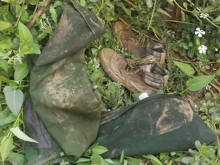 စစ်အုပ်စုထွက်ခွာသွားပြီးနောက် ယင်းတွေကျေးရွာအတွင်း ကျန်ခဲ့သော စစ်အုပ်စုယူနီဖောင်းအချို့နှင့် သွေးစသွေးနများနှင့် ယင်းတွေကျေးရွာအား မီးရှို့ဖျက်ဆီးသွားစဥ်၊ ဓာတ်ပုံ-အဖြူရောင် ပကဖ