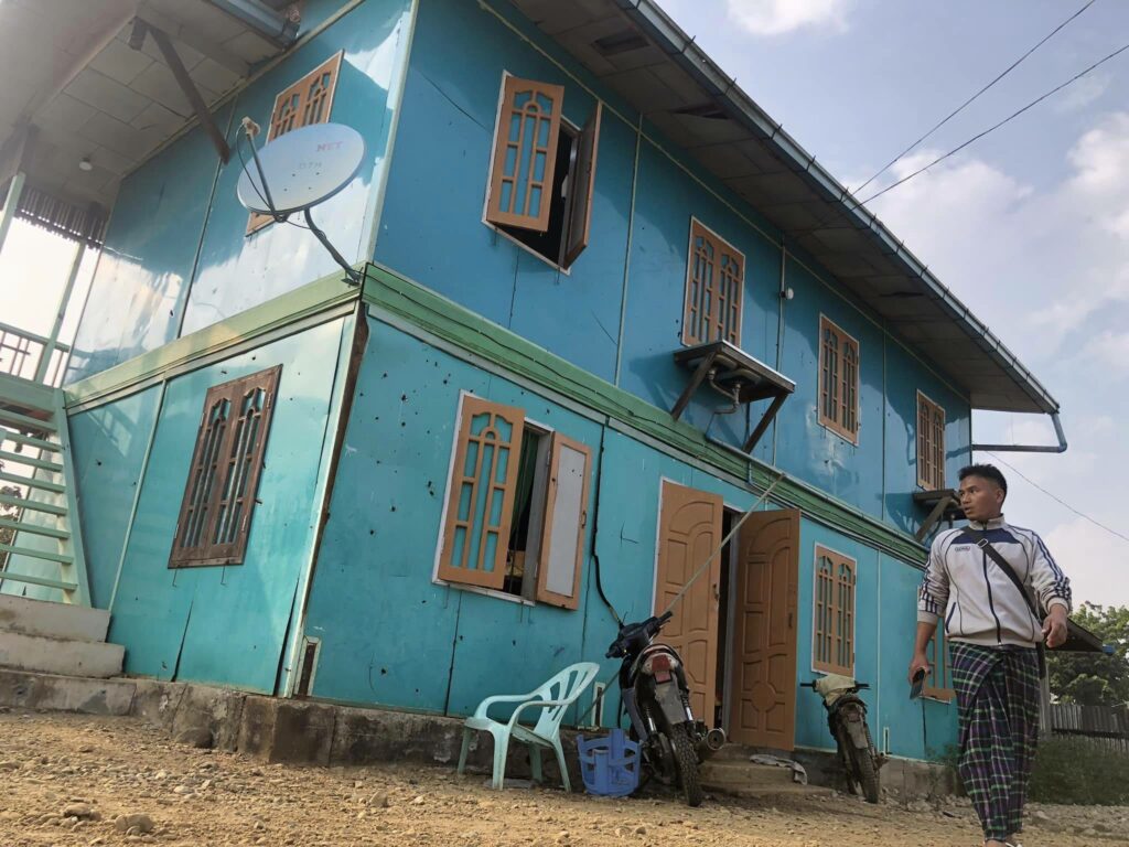 (စစ်ကောင်စီတပ် ပစ်ခတ်မှုကြောင့် ဘုရားကျောင်းအတွင်းမှ ဒဏ်ရာရရှိသူများအား သယ်ဆောင်လာစဥ်နှင့် ထိခိုက်ပျက်စီးမှုအား တွေ့ရစဥ်၊ ဓာတ်ပုံ - Tin Hlaing/FB)