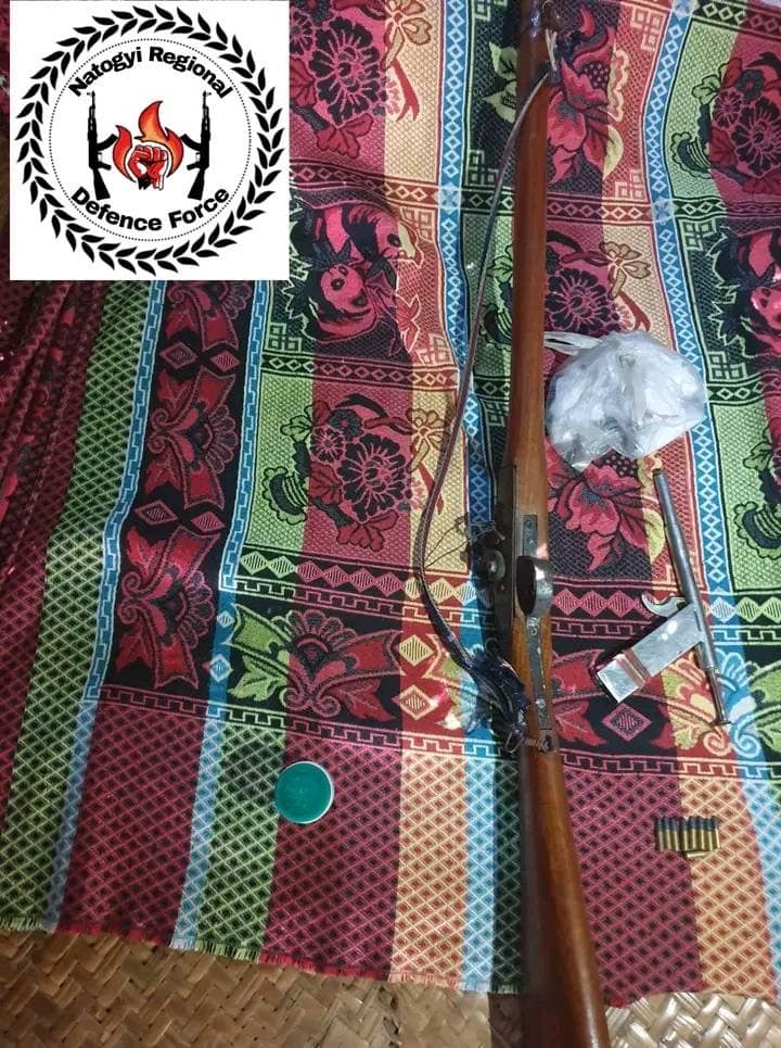 သိမ်းဆည်းခဲ့သော လက်နက််နှစ်လတ်နှင့်ကျည်များအား တွေ့ရစဉ်၊ ဓာတ်ပုံ-NRDF