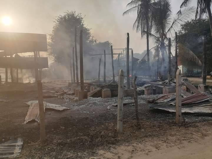 စစ်အုပ်စုထွက်ခွာသွားပြီးနောက် ယင်းတွေကျေးရွာအတွင်း ကျန်ခဲ့သော စစ်အုပ်စုယူနီဖောင်းအချို့နှင့် သွေးစသွေးနများနှင့် ယင်းတွေကျေးရွာအား မီးရှို့ဖျက်ဆီးသွားစဥ်၊ ဓာတ်ပုံ-အဖြူရောင် ပကဖ