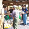 (စစ်ဘေးရှောက်ပြည်သူများအားပြည်သူ့ကာကွယ်ရေးတပ်ဖွဲ့များက သွားရောက်ကူညီ​ထောက်ပံ့စဥ်။ ဓါတ်ပုံ-CDSOM)
