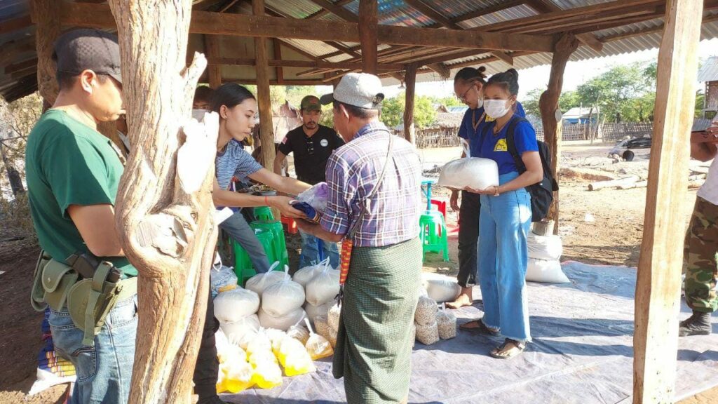 (စစ်ဘေးရှောက်ပြည်သူများအားပြည်သူ့ကာကွယ်ရေးတပ်ဖွဲ့များက သွားရောက်ကူညီထောက်ပံ့စဥ်။ ဓါတ်ပုံ-CDSOM)