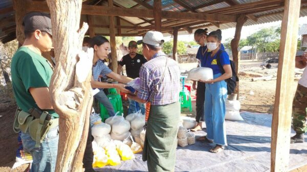 (စစ်ဘေးရှောက်ပြည်သူများအားပြည်သူ့ကာကွယ်ရေးတပ်ဖွဲ့များက သွားရောက်ကူညီ​ထောက်ပံ့စဥ်။ ဓါတ်ပုံ-CDSOM)