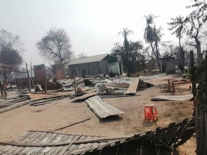 မီးရှို့ဖျက်ဆီးခံခဲ့ရသော ဘုရားထွက်ရွာနှင့် ကြည်ရွာနေအိမ်များအား တွေ့ရစဥ်၊ ဓာတ်ပုံ-အဖြူရောင် DPY ပကဖ