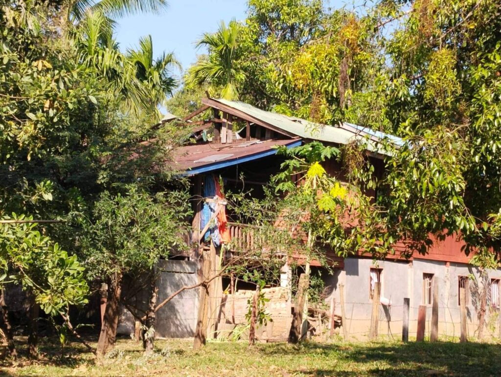 (တိုက်ပွဲဖြစ်စဉ်ကြောင့် ကော့နွဲကျေးရွာအခြေအနေမြင်ကွင်းအား တွေ့ရစဉ်၊ ဓာတ်ပုံ - CJ)