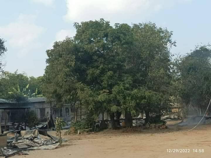 မန်ကျည်းလေးပင်ရွာ မီးရှို့ဖျက်ဆီးခံရပြီးနောက် တွေ့ရစဥ်၊ ဓာတ်ပုံ-We Love Myaing