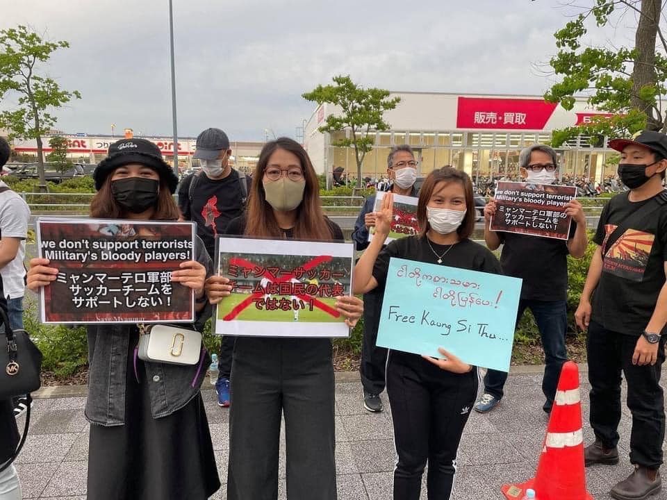 ဂျပန်သို့သွားရောက်ယှဥ်ပြိုင်စဥ် စစ်ကောင်စီလက်အောက် ယှဥ်ပြိုင်သောအသင်းကို ဂျပန်ရောက်မြန်မာများကဆန္ဒပြနေစဥ်။ဓါတ်ပုံ-CJ