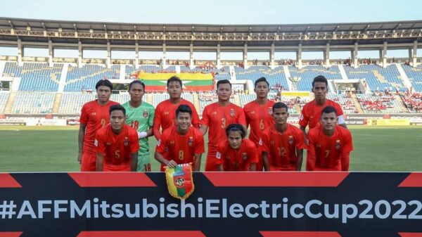မလေးရှားနှင့်ပွဲမတိုင်းခင် သုဝဏ္ဏ​ဘောလုံးကွင်းထဲတွင် အနည်းသာရှိ​သောပရိတ်သတ်နှင့် စစ်​ကောင်စီလက်​အောက်မှလက်​ရွေးစင်​ဘောလုံးအသင်း ။ ။ဓါတ်ပုံ-MFF