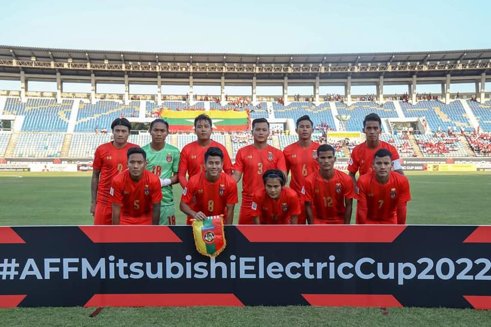 မလေးရှားနှင့်ပွဲမတိုင်းခင် သုဝဏ္ဏ​ဘောလုံးကွင်းထဲတွင် အနည်းသာရှိ​သောပရိတ်သတ်နှင့် စစ်​ကောင်စီလက်​အောက်မှလက်​ရွေးစင်​ဘောလုံးအသင်း ။ ။ဓါတ်ပုံ-MFF