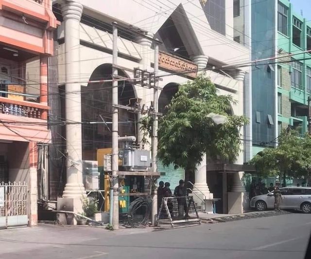 မန္တလေးမှာ မြဝတီဘဏ်ခွဲကိုတွေ့ရစဉ် (ပုံဟောင်း)
