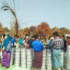 (အညာပစ်တိုင်းထောင်လေးများအဖွဲ့က စစ်​ဘေး၊မီး​ဘေးသင့်ပြည်သူများကို စားတပ်ရိက္ခာကူညီဖြန့်​ဝေ​ပေး​နေစဥ်)