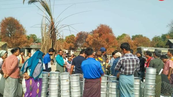 (အညာပစ်တိုင်းထောင်လေးများအဖွဲ့က စစ်​ဘေး၊မီး​ဘေးသင့်ပြည်သူများကို စားတပ်ရိက္ခာကူညီဖြန့်​ဝေ​ပေး​နေစဥ်)