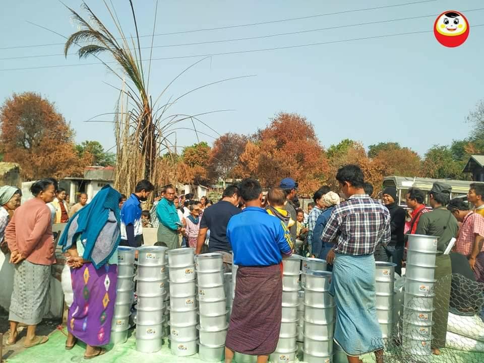 (အညာပစ်တိုင်းထောင်လေးများအဖွဲ့က စစ်​ဘေး၊မီး​ဘေးသင့်ပြည်သူများကို စားတပ်ရိက္ခာကူညီဖြန့်​ဝေ​ပေး​နေစဥ်)