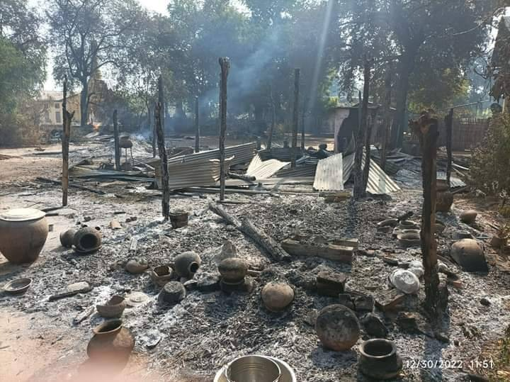အိုးဘိုရွာ မီးလောင်ပျက်စီးနေသော နေအိမ်များအား တွေ့ရစဥ်၊ ဓာတ်ပုံ-နွေဦးတော်လှန်ရေး မြိုင်မြို့