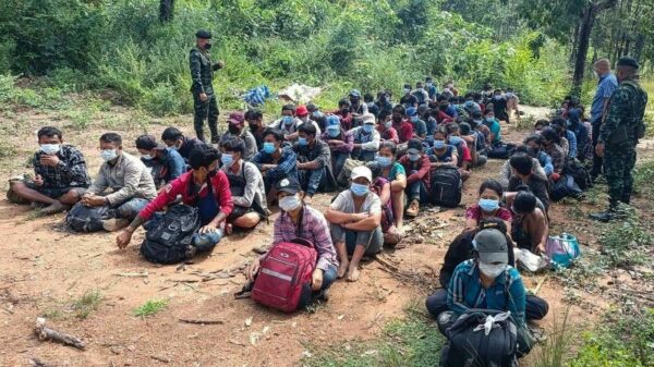 စစ်အာဏာသိမ်းမှုကြောင့် စီးပွားရေးကျဆင်းမှုနဲ့အတူ အလုပ်အကိုင်ရှားပါးလို့ ထိုင်းနိုင်ငံကို တရားမဝင် လမ်းကြောင်းကနေ သွားရောက်စဉ် ဖမ်းဆီးခံရတဲ့မြန်မာနိုင်ငံသားများ(ဓာတ်ပုံ − ဘန်ကောက်ပို့စ်)