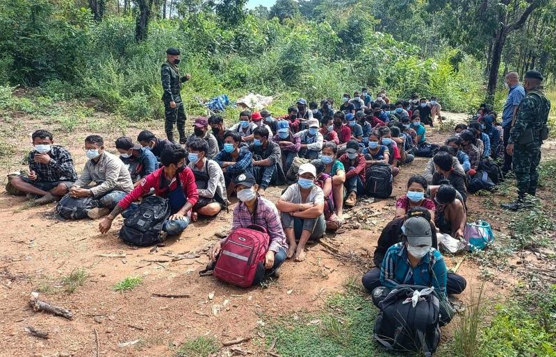 စစ်အာဏာသိမ်းမှုကြောင့် စီးပွားရေးကျဆင်းမှုနဲ့အတူ အလုပ်အကိုင်ရှားပါးလို့ ထိုင်းနိုင်ငံကို တရားမဝင် လမ်းကြောင်းကနေ သွားရောက်စဉ် ဖမ်းဆီးခံရတဲ့မြန်မာနိုင်ငံသားများ(ဓာတ်ပုံ − ဘန်ကောက်ပို့စ်)