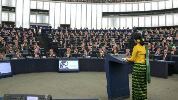 ဥရောပပါလီမန်၌ ဒေါ်အောင်ဆန်းစုကြည် မိန့်ခွန်းပြောကြားနေစဉ် (ပုံဟောင်း)