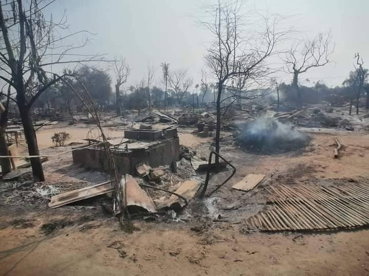 မီးရှို့ဖျက်ဆီးခံခဲ့ရသော ဘုရားထွက်ရွာနှင့် ကြည်ရွာနေအိမ်များအား တွေ့ရစဥ်၊ ဓာတ်ပုံ-အဖြူရောင် DPY ပကဖ