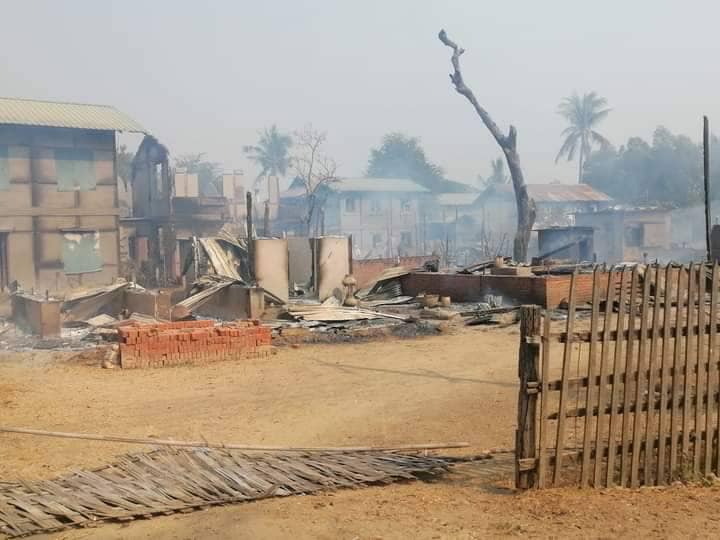 မီးရှို့ဖျက်ဆီးခံခဲ့ရသော ဘုရားထွက်ရွာနှင့် ကြည်ရွာနေအိမ်များအား တွေ့ရစဥ်၊ ဓာတ်ပုံ-အဖြူရောင် DPY ပကဖ