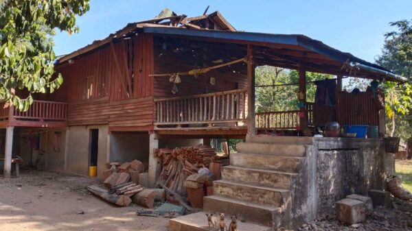 (တိုက်ပွဲဖြစ်စဉ်ကြောင့် ကော့နွဲကျေးရွာအခြေအနေမြင်ကွင်းအား တွေ့ရစဉ်၊ ဓာတ်ပုံ - CJ)