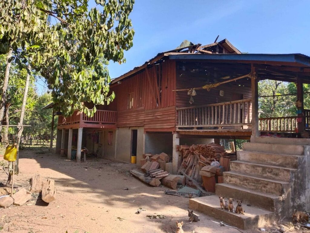 (တိုက်ပွဲဖြစ်စဉ်ကြောင့် ကော့နွဲကျေးရွာအခြေအနေမြင်ကွင်းအား တွေ့ရစဉ်၊ ဓာတ်ပုံ - CJ)