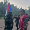 (​ကော်ဘရာစစ်​ကြောင်း စစ်သင်တန်းဆင်းပွဲမှ တပ်ဖွဲ့ဝင်တစ်ဦးကို သစ္စာ​ရေတိုက်​နေ​သောNUG ဝန်ကြီးချုပ် မန်းဝင်ခိုင်သန်း ။ ။ဓါတ်ပုံ-NUG)