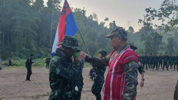(​ကော်ဘရာစစ်​ကြောင်း စစ်သင်တန်းဆင်းပွဲမှ တပ်ဖွဲ့ဝင်တစ်ဦးကို သစ္စာ​ရေတိုက်​နေ​သောNUG ဝန်ကြီးချုပ် မန်းဝင်ခိုင်သန်း ။ ။ဓါတ်ပုံ-NUG)