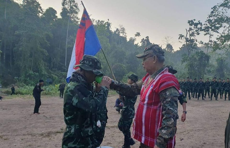 (​ကော်ဘရာစစ်​ကြောင်း စစ်သင်တန်းဆင်းပွဲမှ တပ်ဖွဲ့ဝင်တစ်ဦးကို သစ္စာ​ရေတိုက်​နေ​သောNUG ဝန်ကြီးချုပ် မန်းဝင်ခိုင်သန်း ။ ။ဓါတ်ပုံ-NUG)