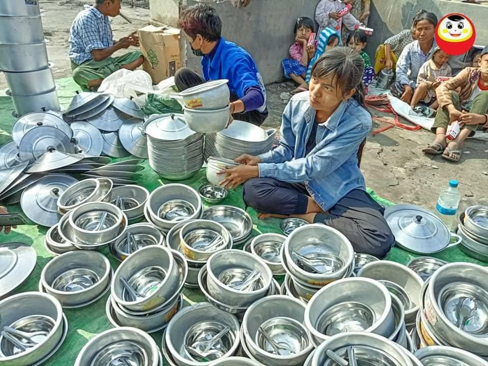 (အညာပစ်တိုင်းထောင်လေးများအဖွဲ့က စစ်ဘေး၊မီးဘေးသင့်ပြည်သူများကို စားတပ်ရိက္ခာကူညီဖြန့်ဝေပေးနေစဥ်)
