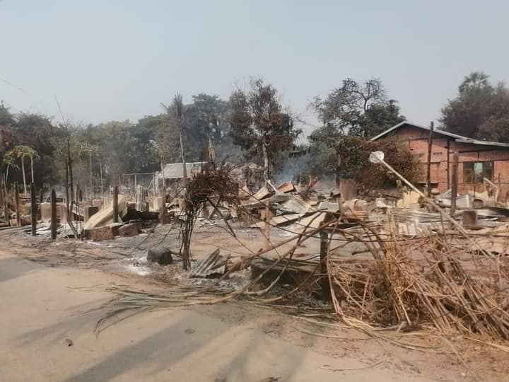 မီးရှို့ဖျက်ဆီးခံခဲ့ရသော ဘုရားထွက်ရွာနှင့် ကြည်ရွာနေအိမ်များအား တွေ့ရစဥ်၊ ဓာတ်ပုံ-အဖြူရောင် DPY ပကဖ