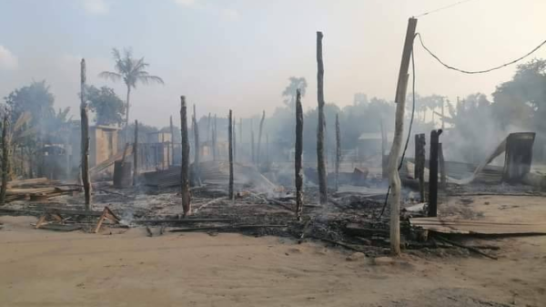စစ်အုပ်စုထွက်ခွာသွားပြီးနောက် ယင်းတွေကျေးရွာအတွင်း ကျန်ခဲ့သော စစ်အုပ်စုယူနီဖောင်းအချို့နှင့် သွေးစသွေးနများနှင့် ယင်းတွေကျေးရွာအား မီးရှို့ဖျက်ဆီးသွားစဥ်၊ ဓာတ်ပုံ-အဖြူရောင် ပကဖ