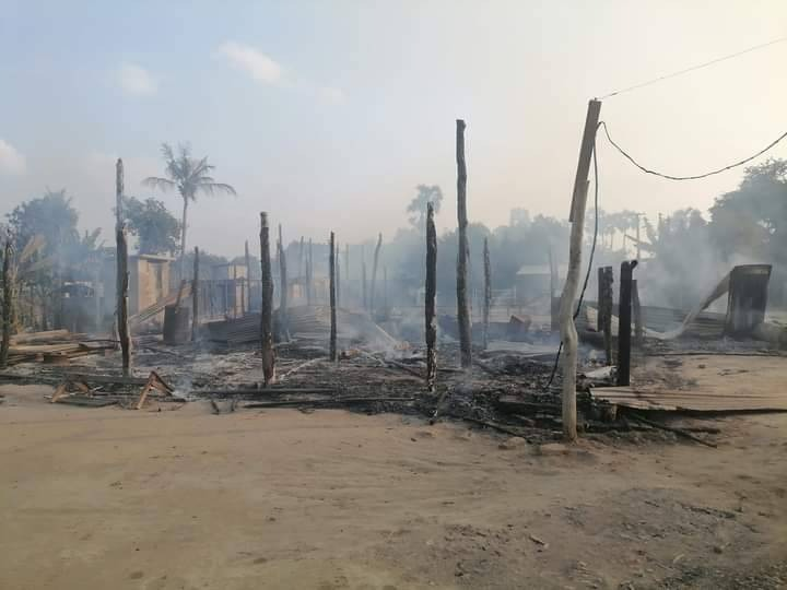 စစ်အုပ်စုထွက်ခွာသွားပြီးနောက် ယင်းတွေကျေးရွာအတွင်း ကျန်ခဲ့သော စစ်အုပ်စုယူနီဖောင်းအချို့နှင့် သွေးစသွေးနများနှင့် ယင်းတွေကျေးရွာအား မီးရှို့ဖျက်ဆီးသွားစဥ်၊ ဓာတ်ပုံ-အဖြူရောင် ပကဖ