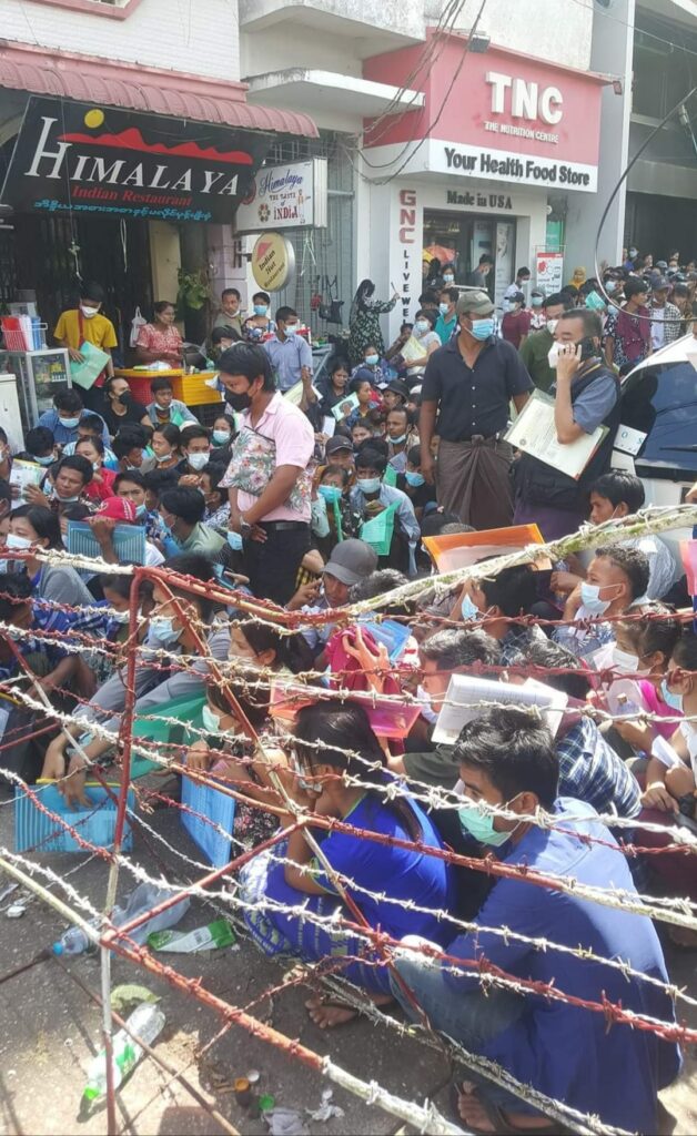 ပြည်ပသို့သွားရောက်နိုင်ရန် နိုင်ငဲကူးလက်မှတ်လျှောက်ဖို့စောင့်ဆိုင်းနေသူတွေကို ၂၀၂၁ နှစ်ကုန်ပိုင်းကတွေ့ရစဥ်။ ဓါတ်ပုံ-CJ