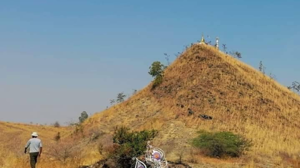 (စစ်ကောင်စီတပ်သားများ နေရာယူထားသည့် ဗောဓိတစ်ထောင်တောင်ကြောရှိ တောင်ခမောက်တောင်၊ ဓာတ်ပုံ - မုံရွာ-အမြင့်လမ်းသတင်းမှန်ပြန်ကြားရေး)