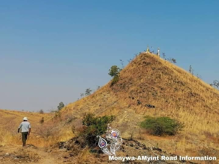 (စစ်ကောင်စီတပ်သားများ နေရာယူထားသည့် ဗောဓိတစ်ထောင်တောင်ကြောရှိ တောင်ခမောက်တောင်၊ ဓာတ်ပုံ - မုံရွာ-အမြင့်လမ်းသတင်းမှန်ပြန်ကြားရေး)